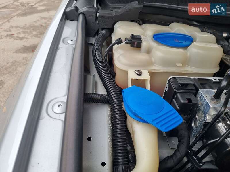 Внедорожник / Кроссовер Volkswagen Touareg 2013 в Ровно