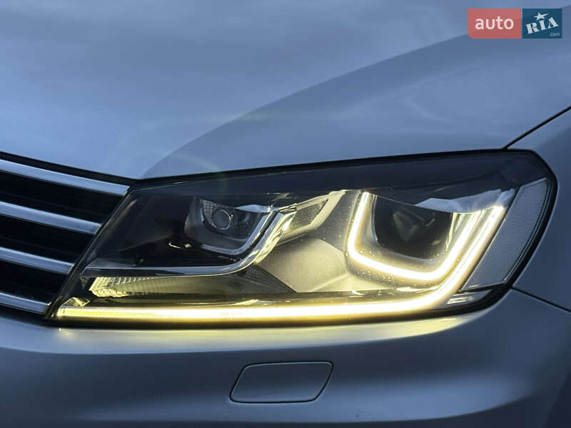 Внедорожник / Кроссовер Volkswagen Touareg 2015 в Дрогобыче