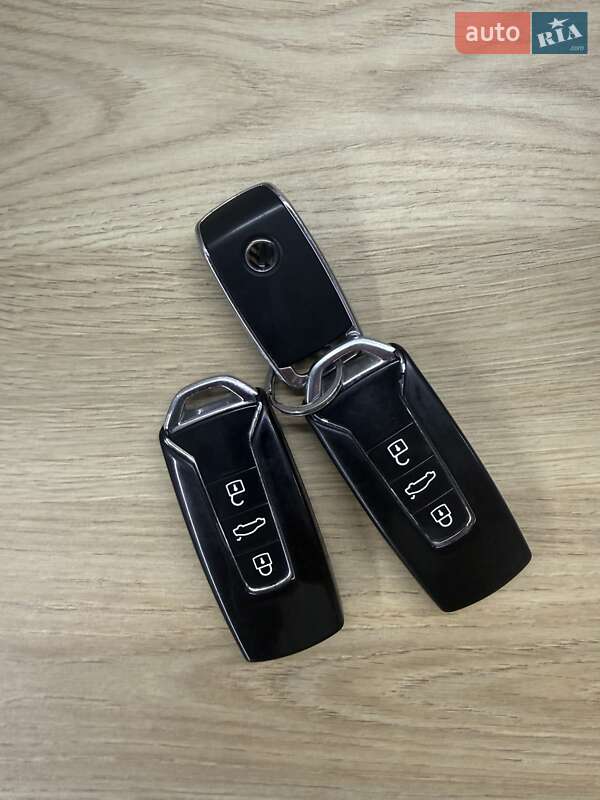 Внедорожник / Кроссовер Volkswagen Touareg 2018 в Радивилове