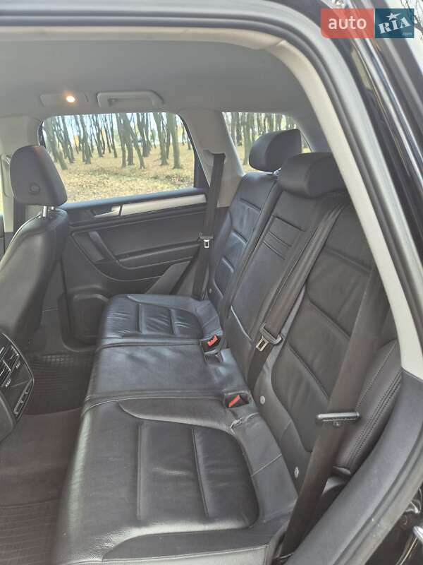 Внедорожник / Кроссовер Volkswagen Touareg 2012 в Львове