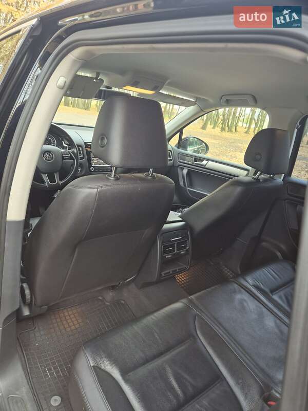 Внедорожник / Кроссовер Volkswagen Touareg 2012 в Львове