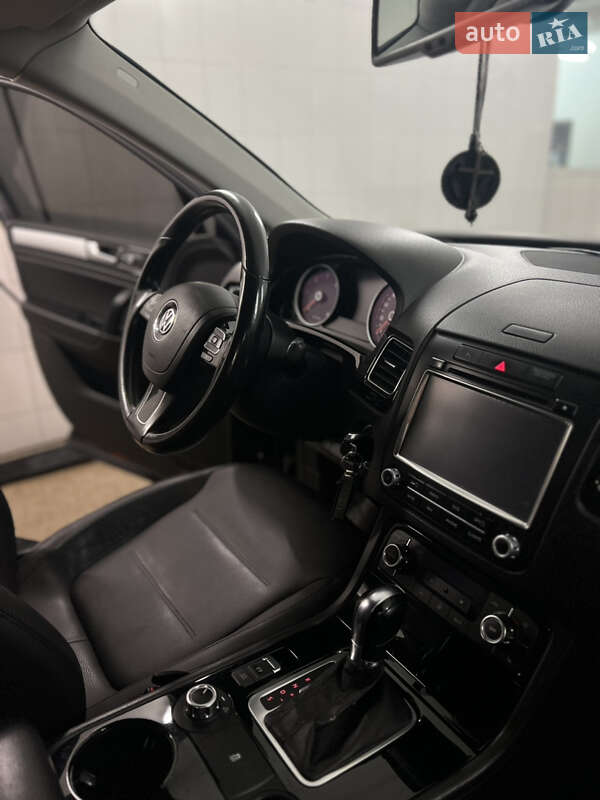Внедорожник / Кроссовер Volkswagen Touareg 2012 в Черкассах