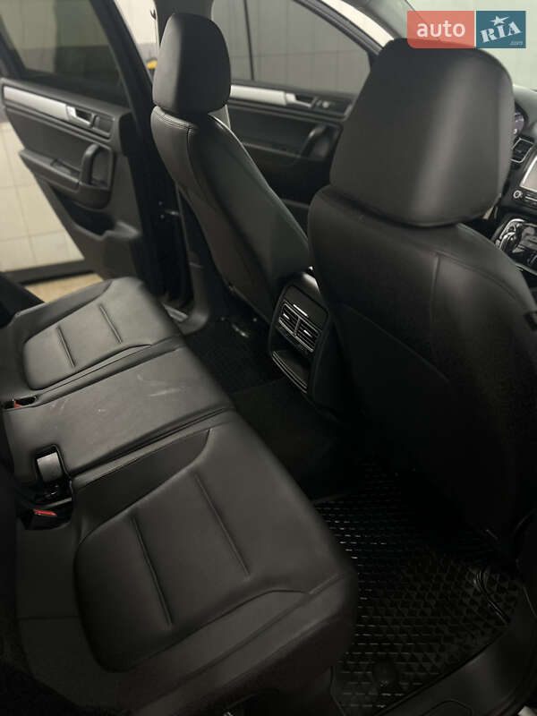 Внедорожник / Кроссовер Volkswagen Touareg 2012 в Черкассах