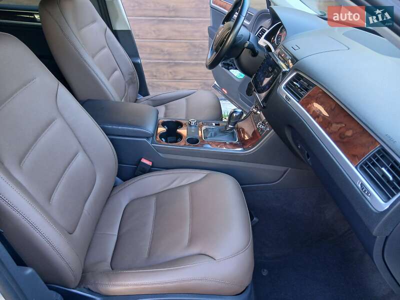 Внедорожник / Кроссовер Volkswagen Touareg 2012 в Одессе