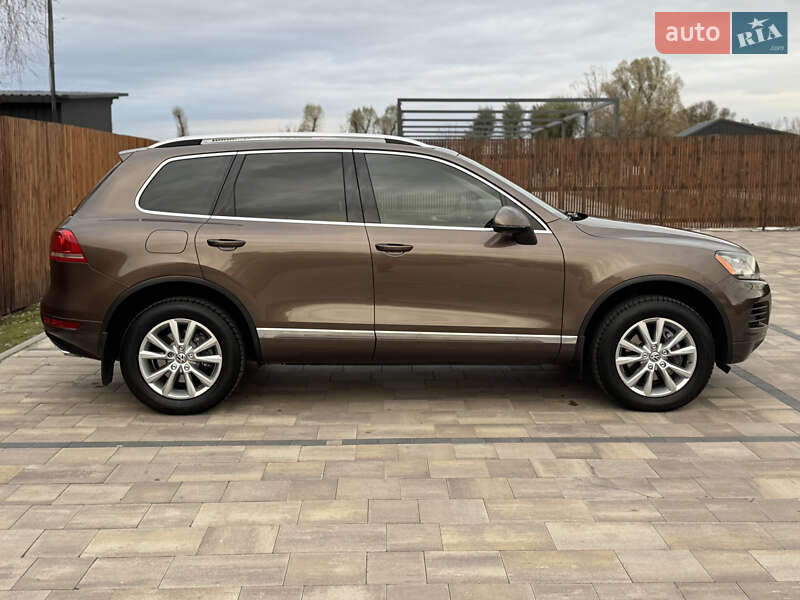 Внедорожник / Кроссовер Volkswagen Touareg 2011 в Киеве