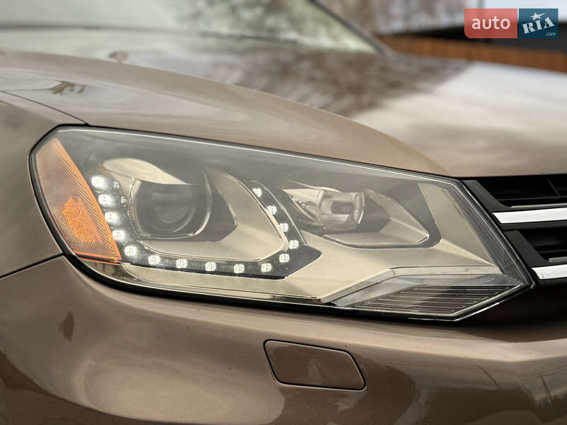 Внедорожник / Кроссовер Volkswagen Touareg 2011 в Киеве