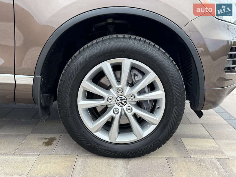 Внедорожник / Кроссовер Volkswagen Touareg 2011 в Киеве