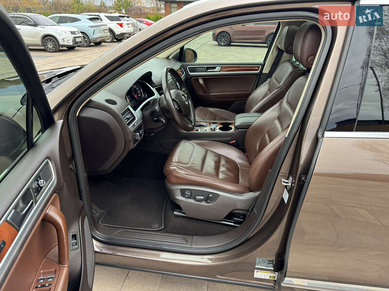 Внедорожник / Кроссовер Volkswagen Touareg 2011 в Киеве