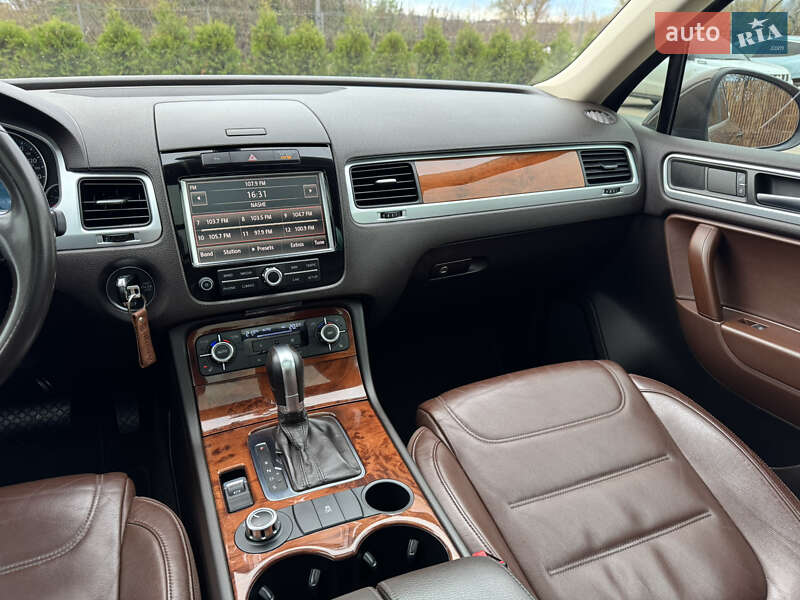 Внедорожник / Кроссовер Volkswagen Touareg 2011 в Киеве