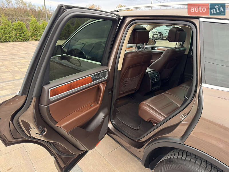 Внедорожник / Кроссовер Volkswagen Touareg 2011 в Киеве