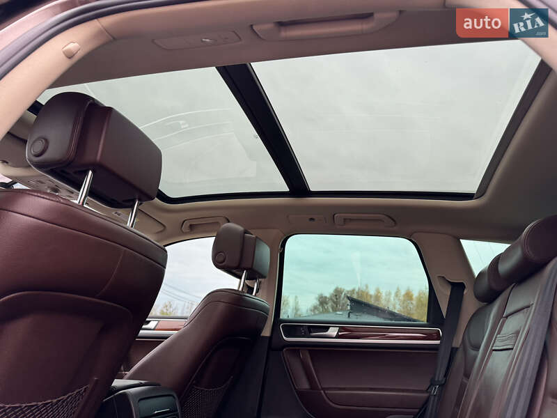 Внедорожник / Кроссовер Volkswagen Touareg 2011 в Киеве