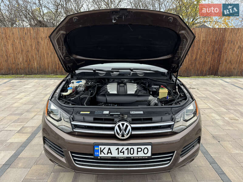 Внедорожник / Кроссовер Volkswagen Touareg 2011 в Киеве