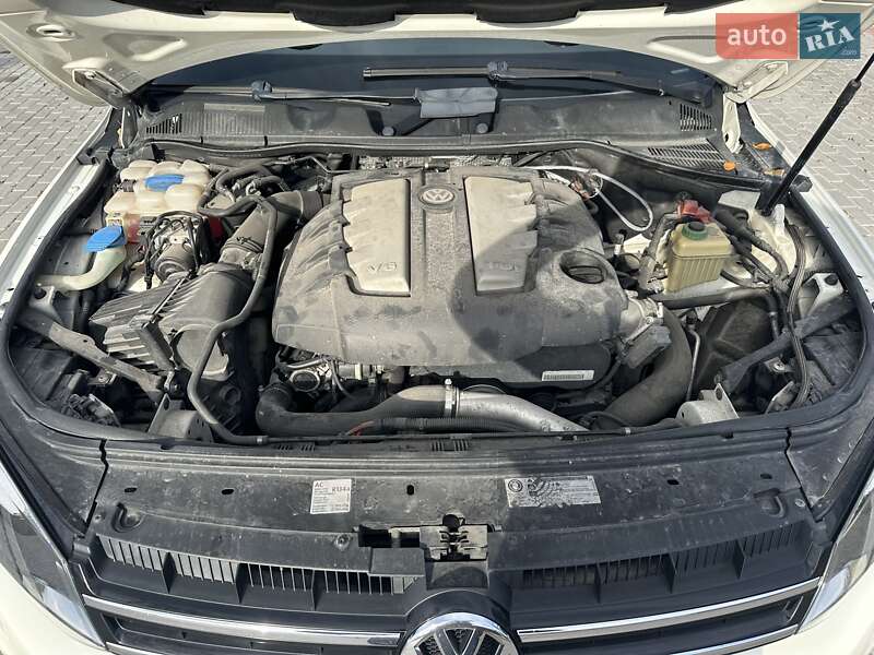 Внедорожник / Кроссовер Volkswagen Touareg 2010 в Тернополе