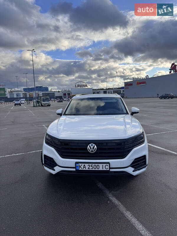 Внедорожник / Кроссовер Volkswagen Touareg 2018 в Киеве