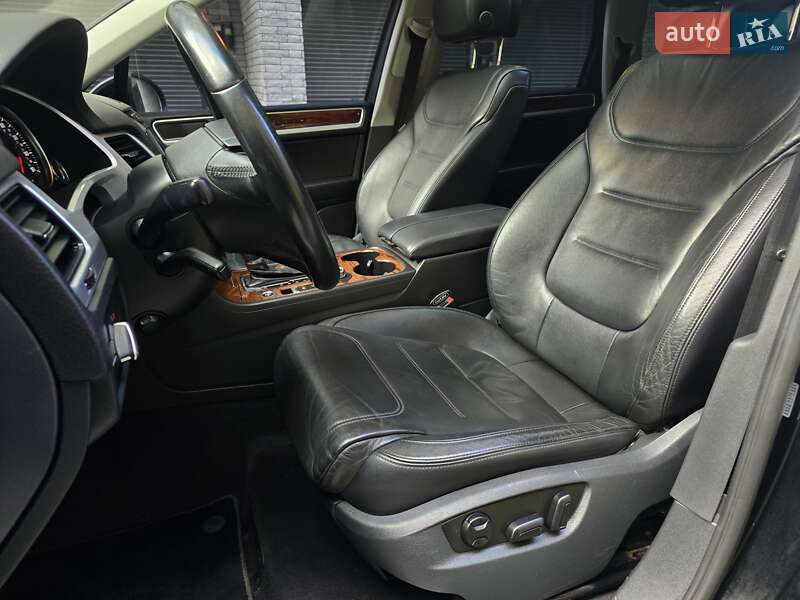 Внедорожник / Кроссовер Volkswagen Touareg 2011 в Хмельницком