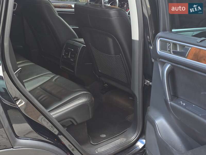 Внедорожник / Кроссовер Volkswagen Touareg 2011 в Хмельницком