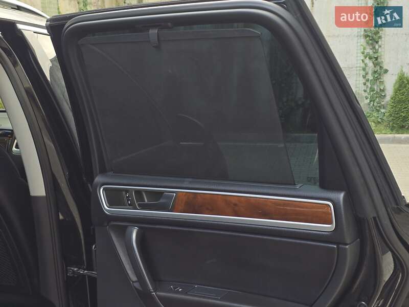 Внедорожник / Кроссовер Volkswagen Touareg 2011 в Хмельницком