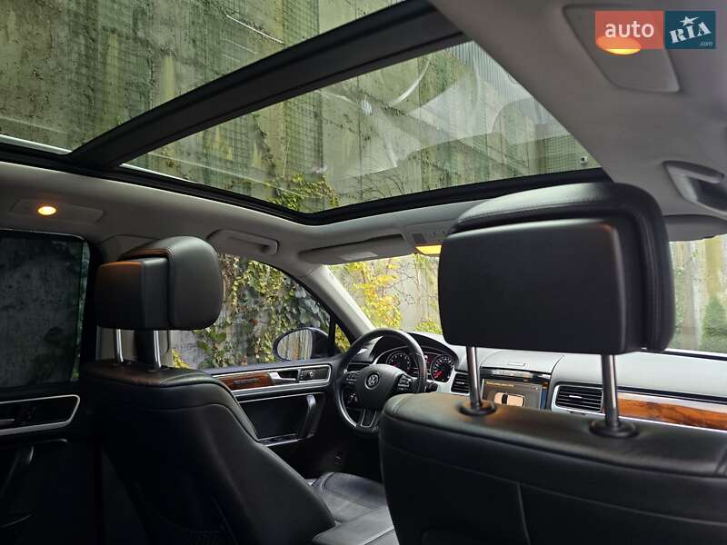 Внедорожник / Кроссовер Volkswagen Touareg 2011 в Хмельницком