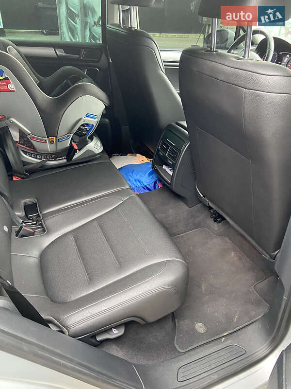 Внедорожник / Кроссовер Volkswagen Touareg 2013 в Львове