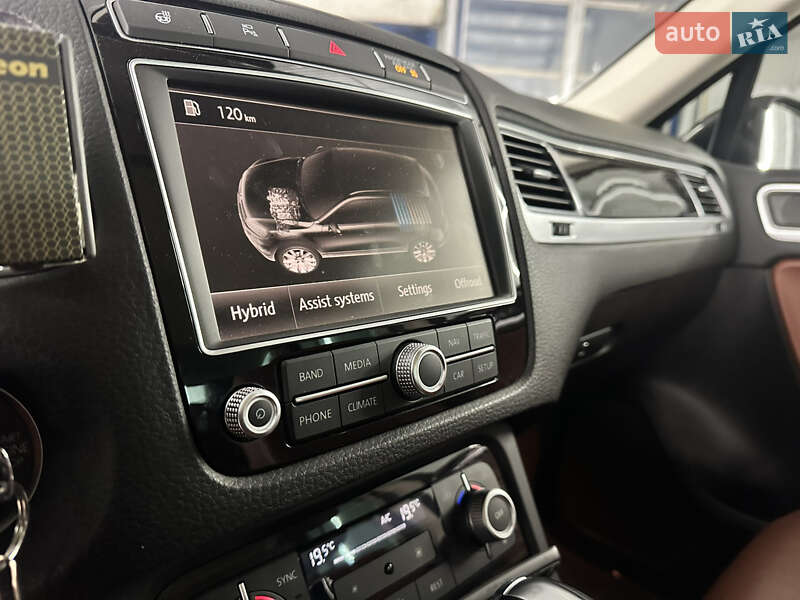 Позашляховик / Кросовер Volkswagen Touareg 2015 в Вінниці