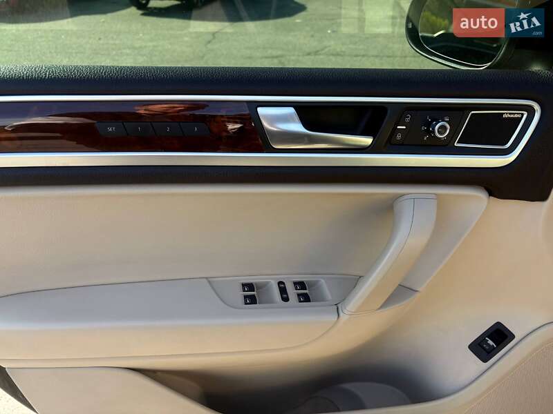 Внедорожник / Кроссовер Volkswagen Touareg 2011 в Днепре