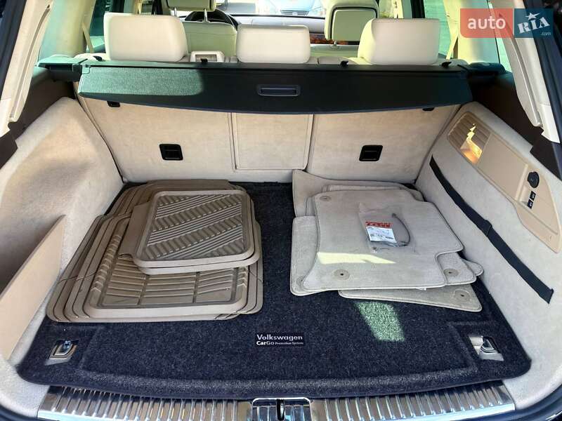 Внедорожник / Кроссовер Volkswagen Touareg 2011 в Днепре