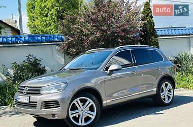 Позашляховик / Кросовер Volkswagen Touareg 2012 в Авангарді