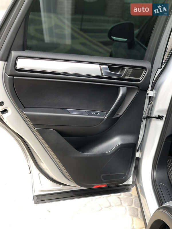 Внедорожник / Кроссовер Volkswagen Touareg 2012 в Хотине