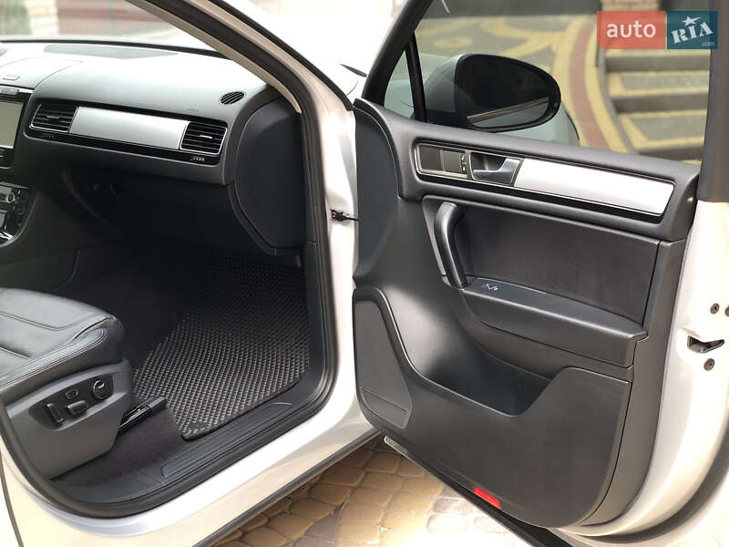 Внедорожник / Кроссовер Volkswagen Touareg 2012 в Хотине