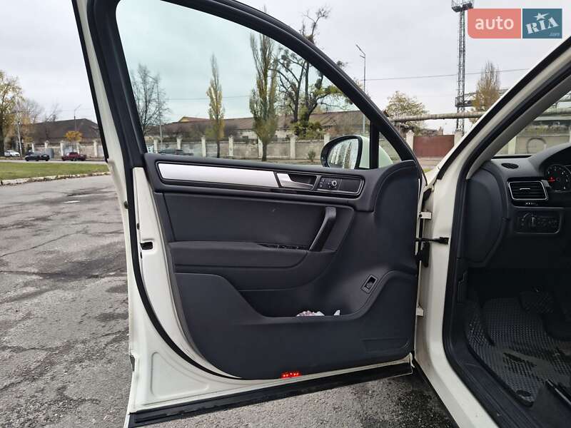 Внедорожник / Кроссовер Volkswagen Touareg 2011 в Киеве