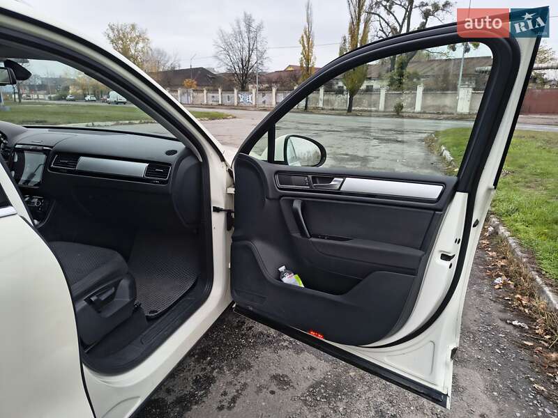 Внедорожник / Кроссовер Volkswagen Touareg 2011 в Киеве