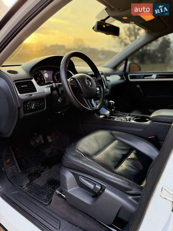 Позашляховик / Кросовер Volkswagen Touareg 2012 в Сумах