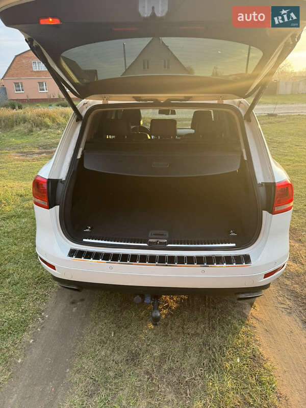 Позашляховик / Кросовер Volkswagen Touareg 2012 в Сумах