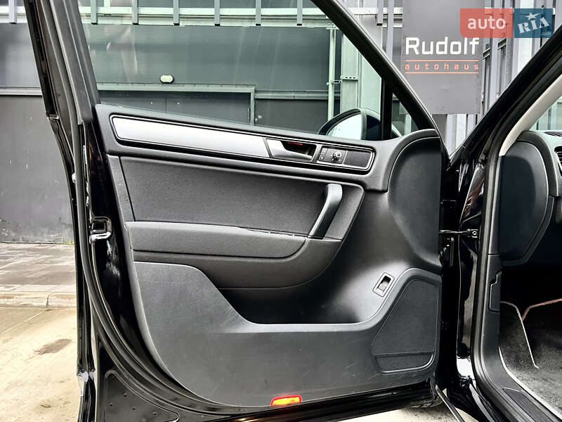 Внедорожник / Кроссовер Volkswagen Touareg 2014 в Киеве