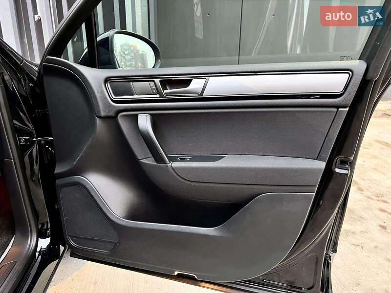 Внедорожник / Кроссовер Volkswagen Touareg 2014 в Киеве