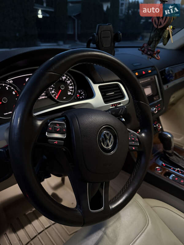 Внедорожник / Кроссовер Volkswagen Touareg 2011 в Киеве