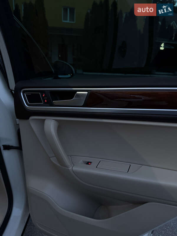 Внедорожник / Кроссовер Volkswagen Touareg 2011 в Киеве