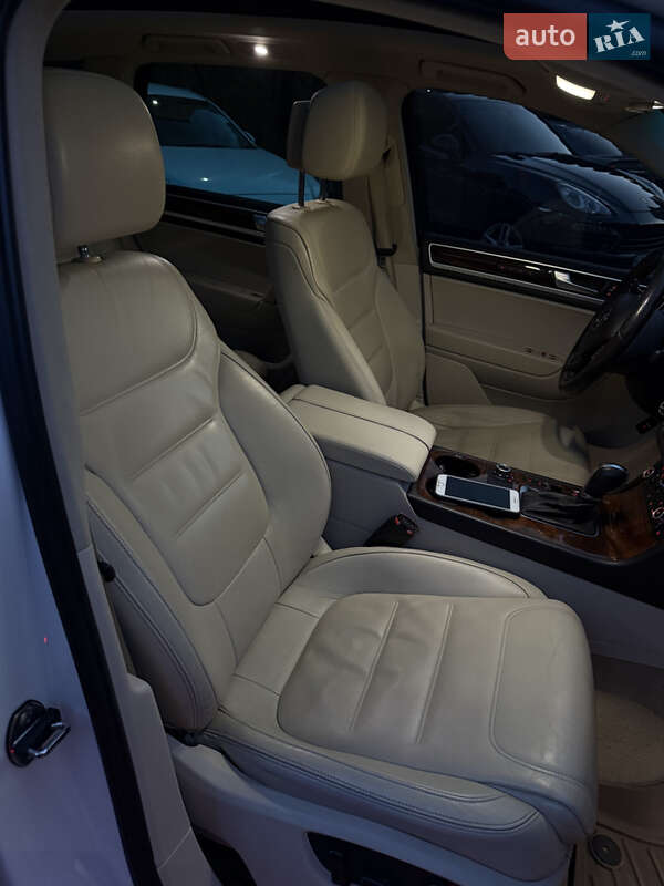 Внедорожник / Кроссовер Volkswagen Touareg 2011 в Киеве