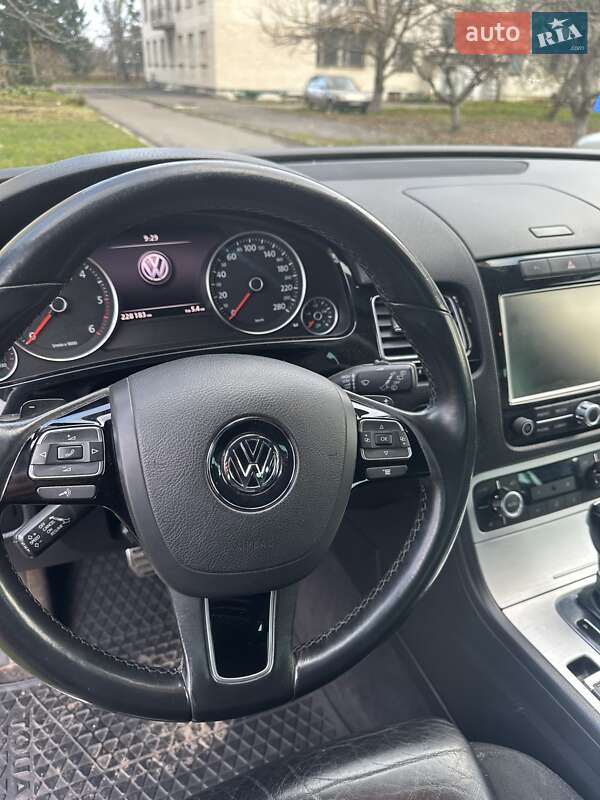 Внедорожник / Кроссовер Volkswagen Touareg 2011 в Буске