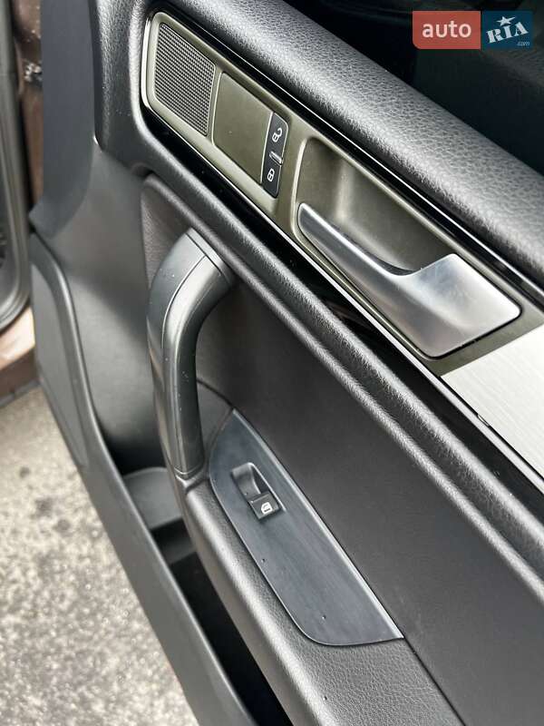 Внедорожник / Кроссовер Volkswagen Touareg 2010 в Калиновке