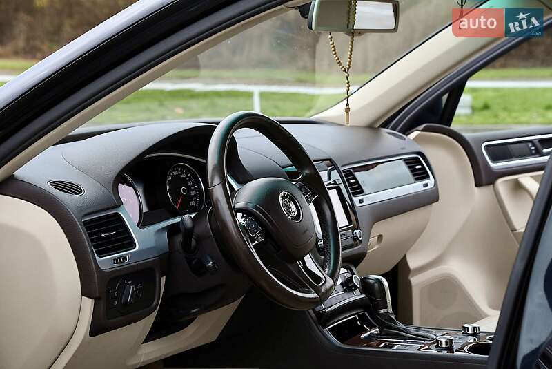 Позашляховик / Кросовер Volkswagen Touareg 2011 в Львові