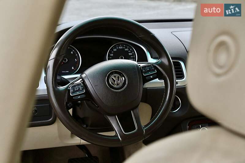 Позашляховик / Кросовер Volkswagen Touareg 2011 в Львові