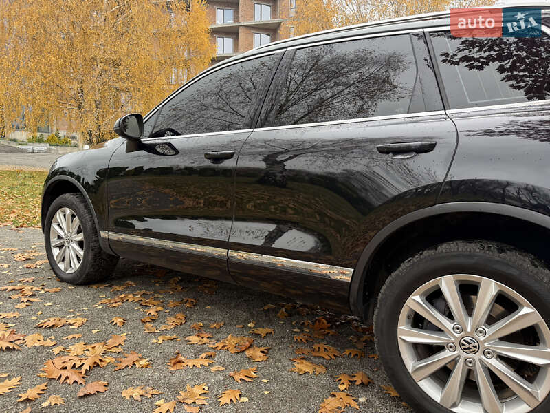 Внедорожник / Кроссовер Volkswagen Touareg 2011 в Хмельницком