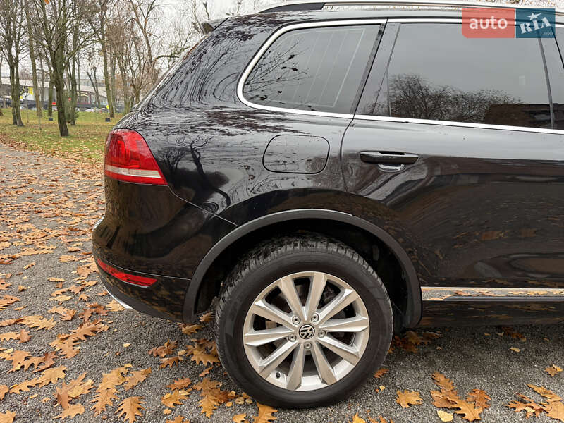 Внедорожник / Кроссовер Volkswagen Touareg 2011 в Хмельницком
