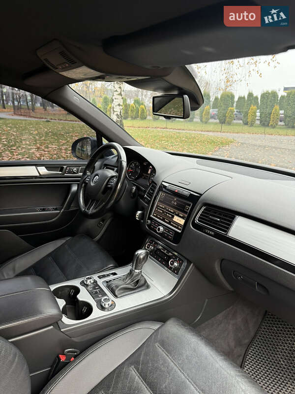 Внедорожник / Кроссовер Volkswagen Touareg 2011 в Хмельницком