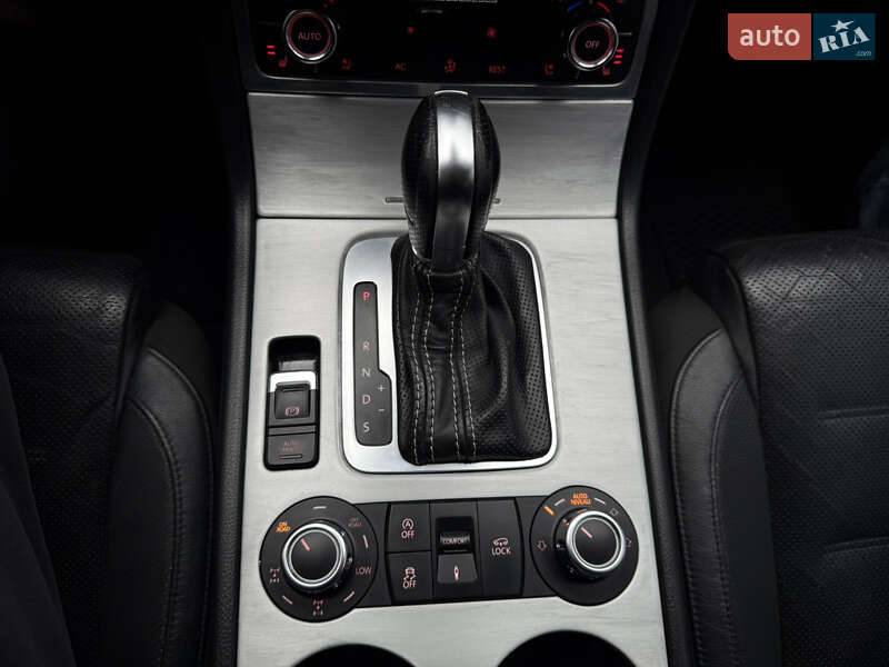 Внедорожник / Кроссовер Volkswagen Touareg 2011 в Хмельницком