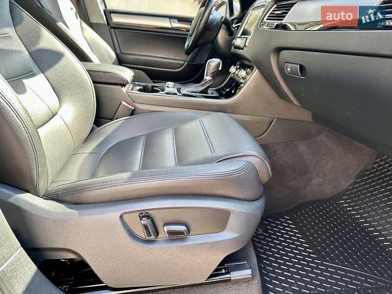 Внедорожник / Кроссовер Volkswagen Touareg 2014 в Виннице