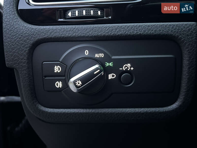 Внедорожник / Кроссовер Volkswagen Touareg 2015 в Киеве