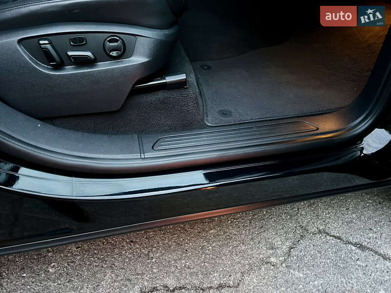 Внедорожник / Кроссовер Volkswagen Touareg 2015 в Киеве