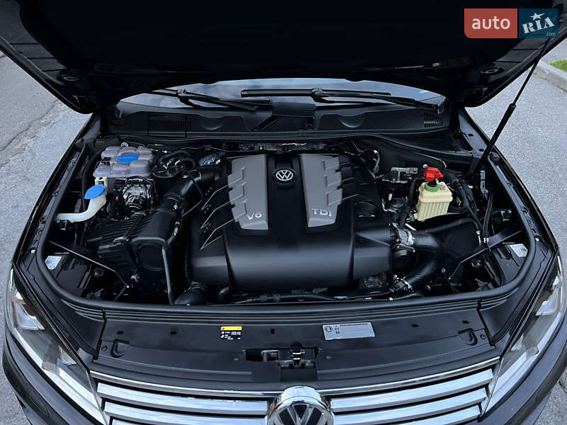 Внедорожник / Кроссовер Volkswagen Touareg 2015 в Киеве